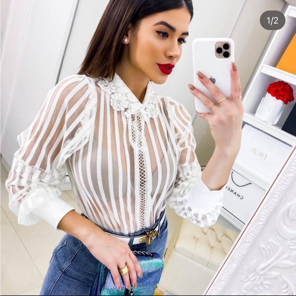 White lovers with a sophisticated look and a touch of romance.